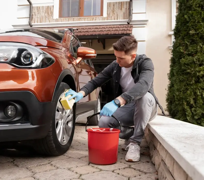 Lavage auto à domicile Jublains : professionnel intervenant sur un véhicule